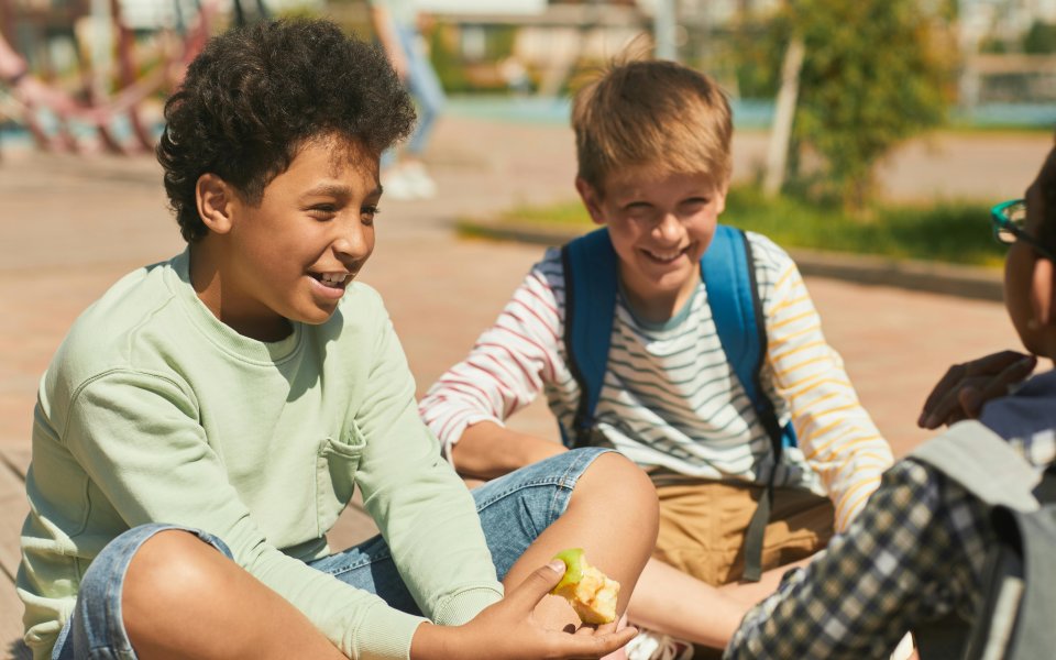 3-tienerjongens-zitten-op-de-grond-te-praten