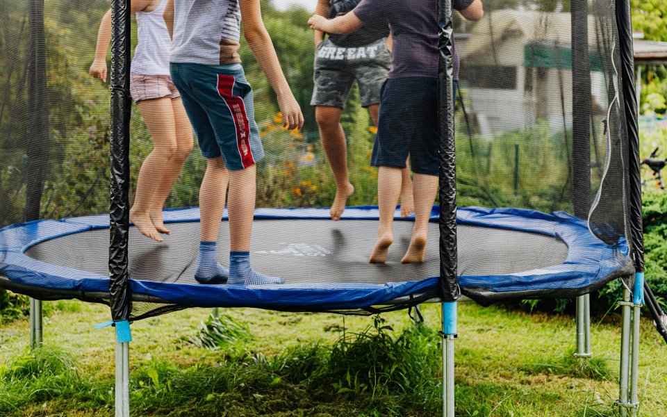 4-kinderen-op-trampoline--enkel-benen-zichtbaar