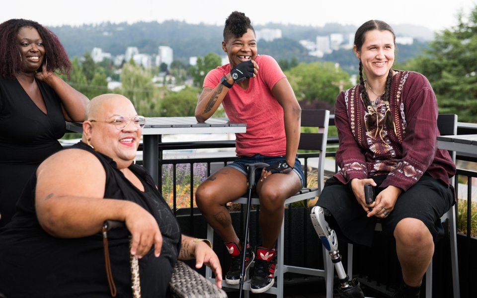 4-mensen-van-kleur-en-met-prothese