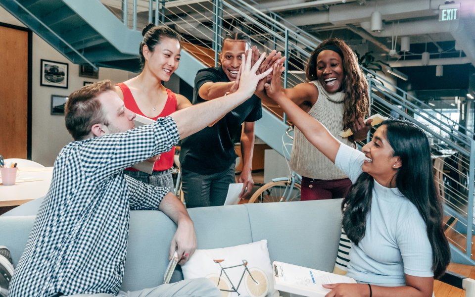 5-collega-s-die-high-five-geven