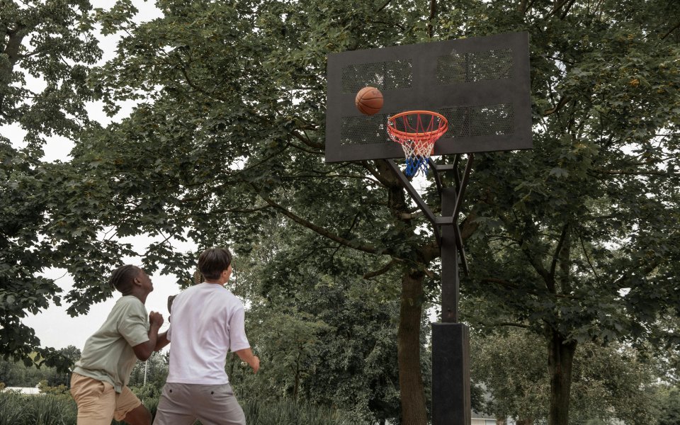 achteraanzicht twee jongens die basketbal spelen