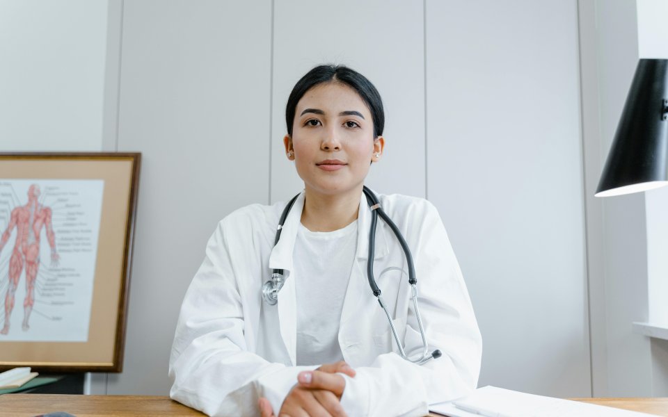 Dokter die voor zich kijkt