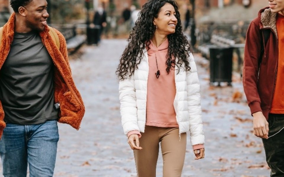 drie jongeren wandelen samen
