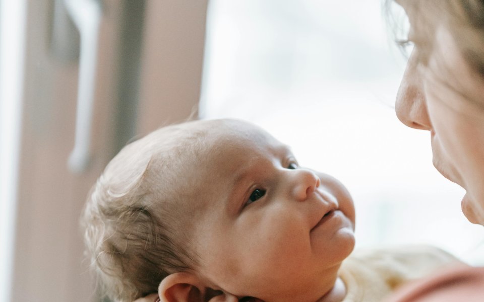 baby-en-moeder-naar-elkaar-kijkend-en-pratend
