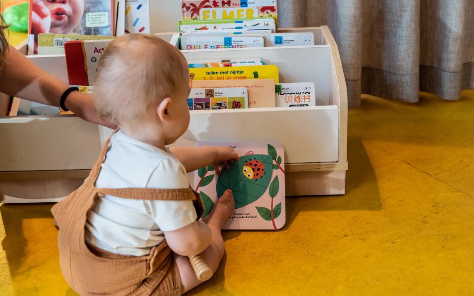 baby-in-bib-boekstart_simonbequoye