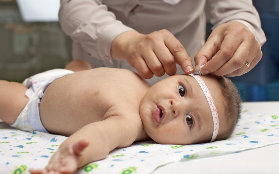 Nieuwsbericht Opgroeien Hoofdomtrek baby meten in consultatiebureau Kind en Gezin