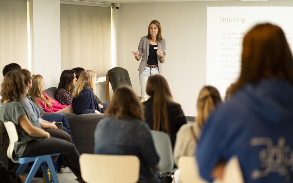 Beleidsmedewerker Onderwijs en welzijn Els tijdens haar werkdag