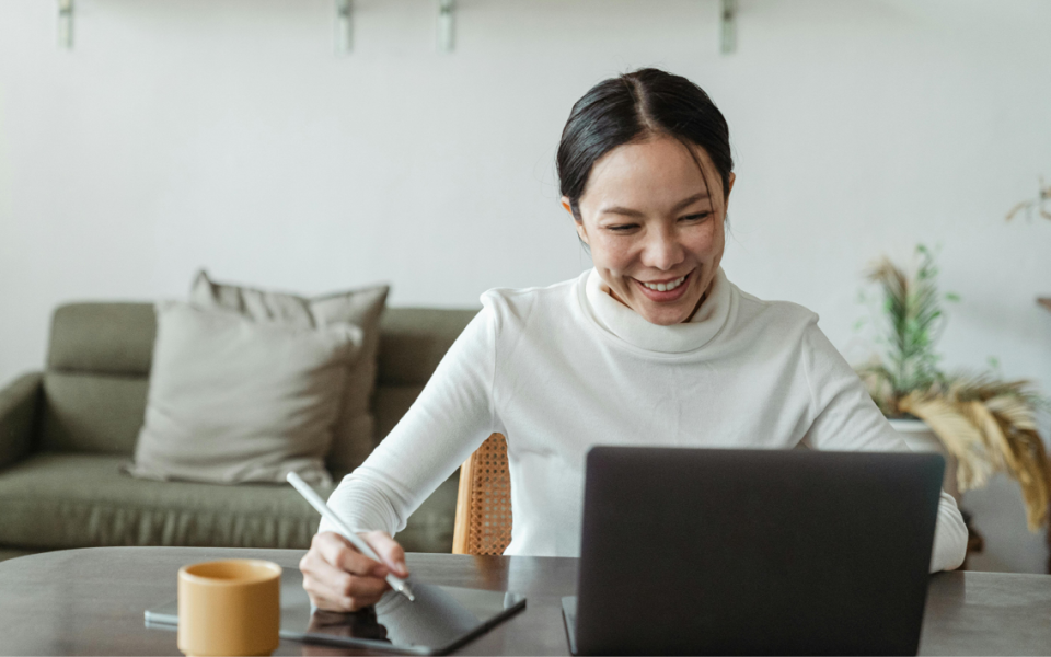 vrouw achter laptop