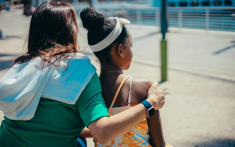 blanke-vrouw-toont-afrikaans-meisje-een-gebouw