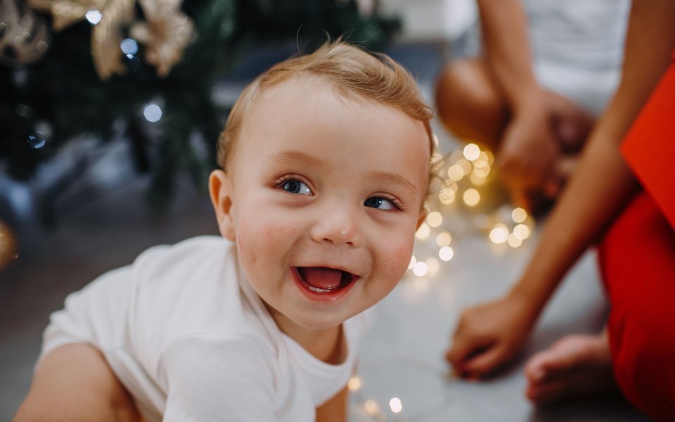blije-baby--die-tussen-de benen volwassenen-kruipt