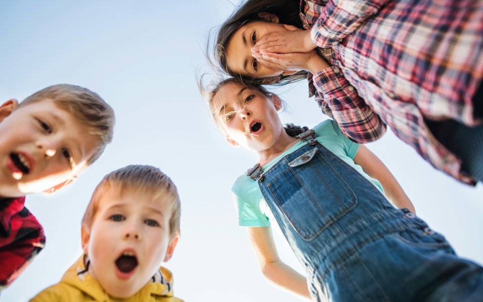 Groep van vier kinderen kijkt verrast in de camera