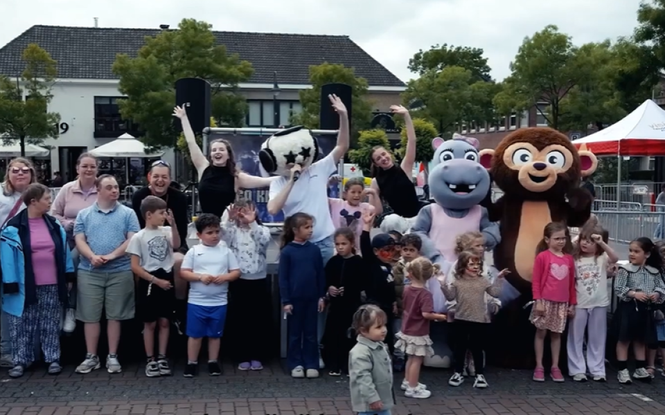 Kinderen vieren samen met BOA-mascotte Aap & Nel feest in Heusden-Zolder