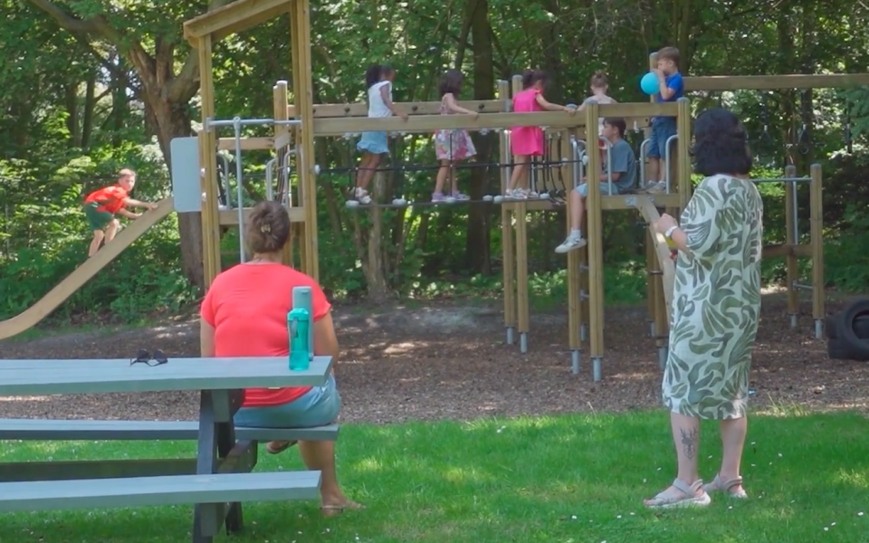 Kinderen spelen samen op een speeltuig in de buitenschoolse opvang