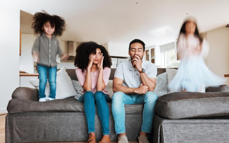 Kinderen springend in zetel, ouders stress