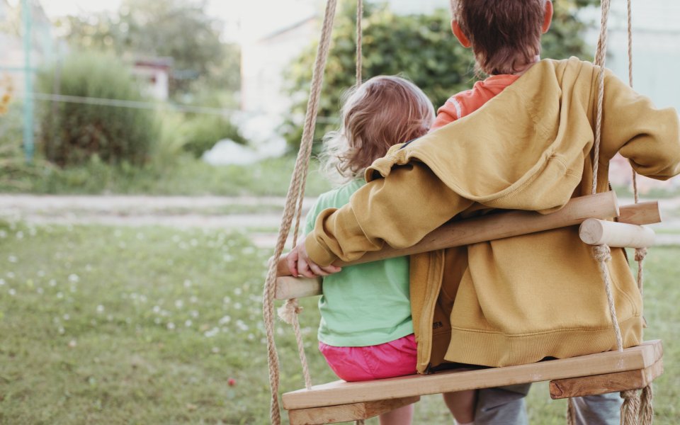 2 kinderen op schommel