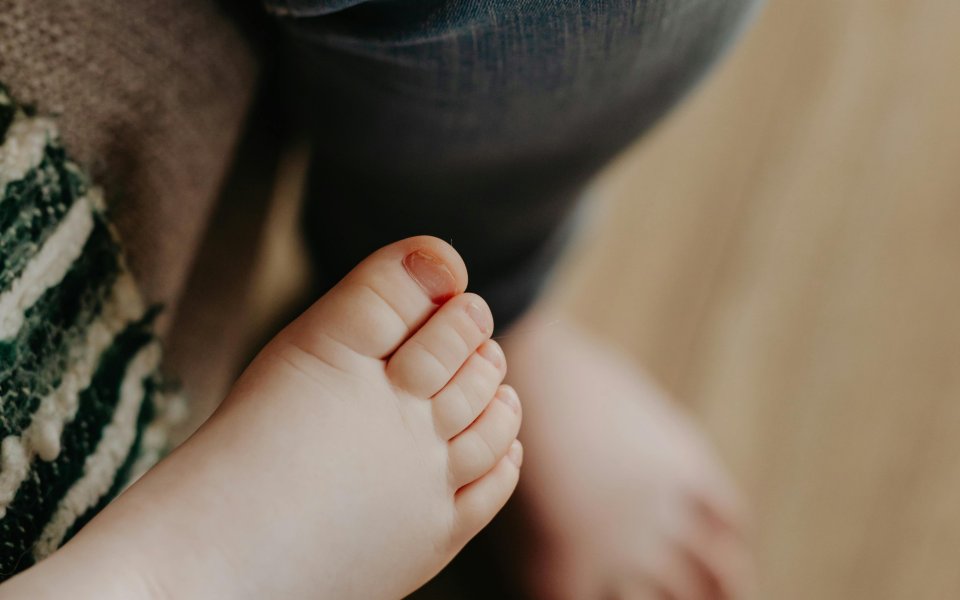 close-up kindervoetje bij voeten volwassenen 