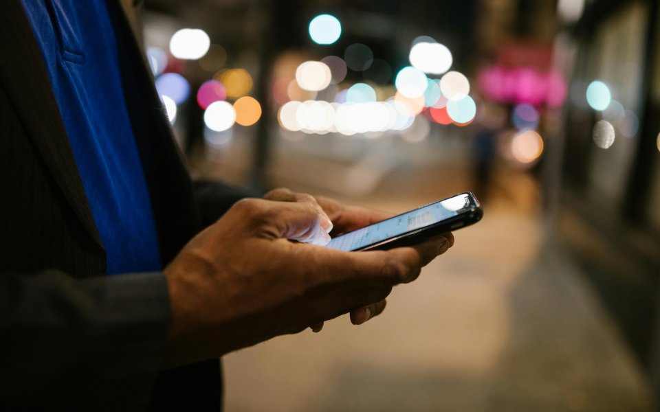 close-up van handen en smartphone