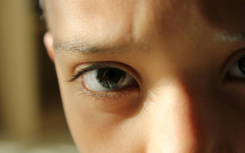 close-up-van-oog-kind--dat-indringend-kijkt