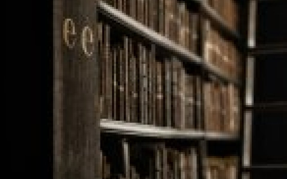 close up van oude boeken in een antieke boekenkast 