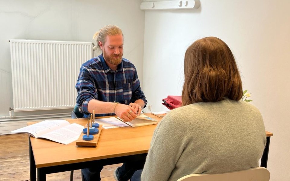gesprek aan bureau