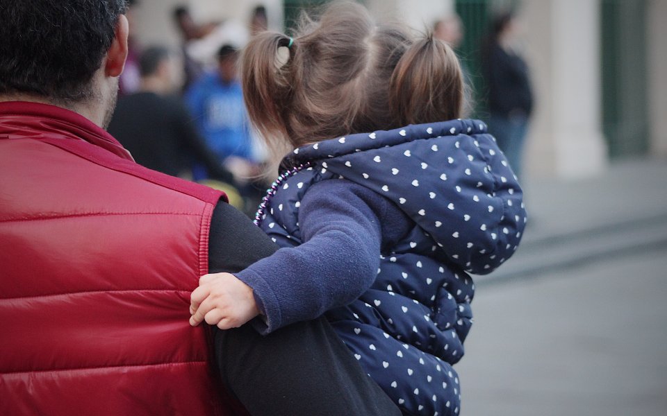 meisje op arm bij papa