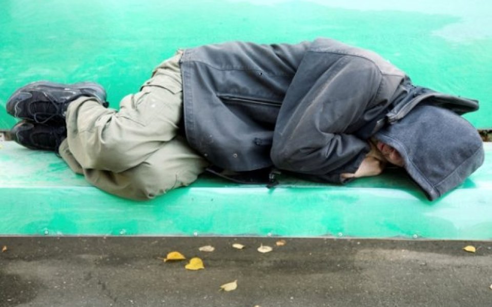 dakloze jongere slapend op bank