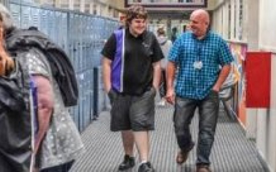 dakloze mannen stappen in een gang upstream