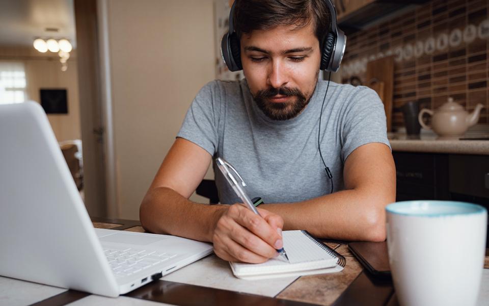 man achter computer