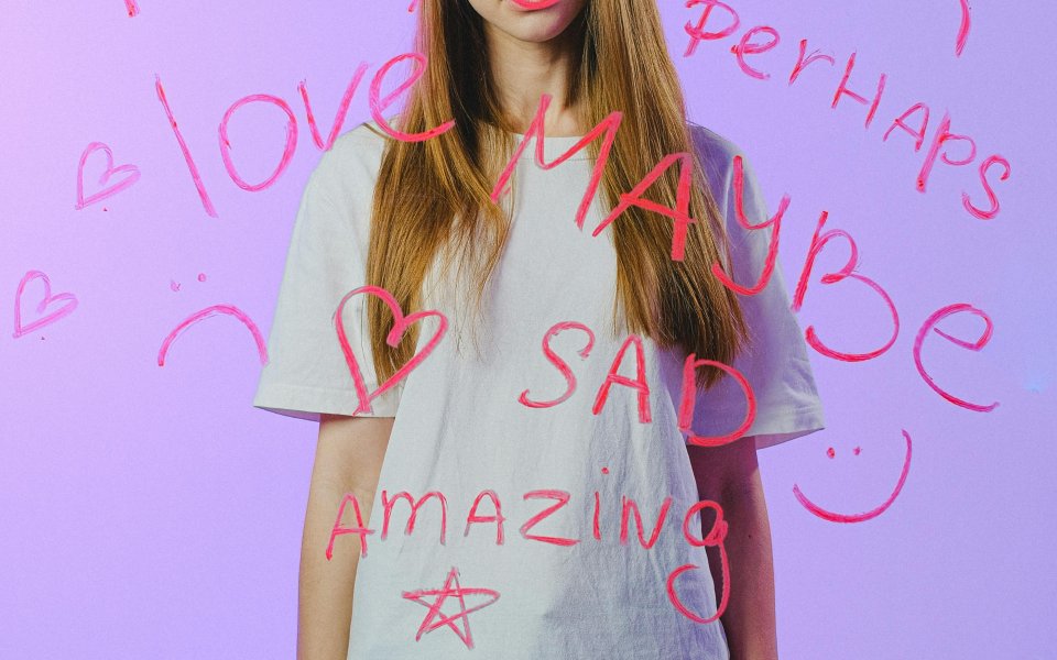 emoties geschreven op spiegel tienermeisje