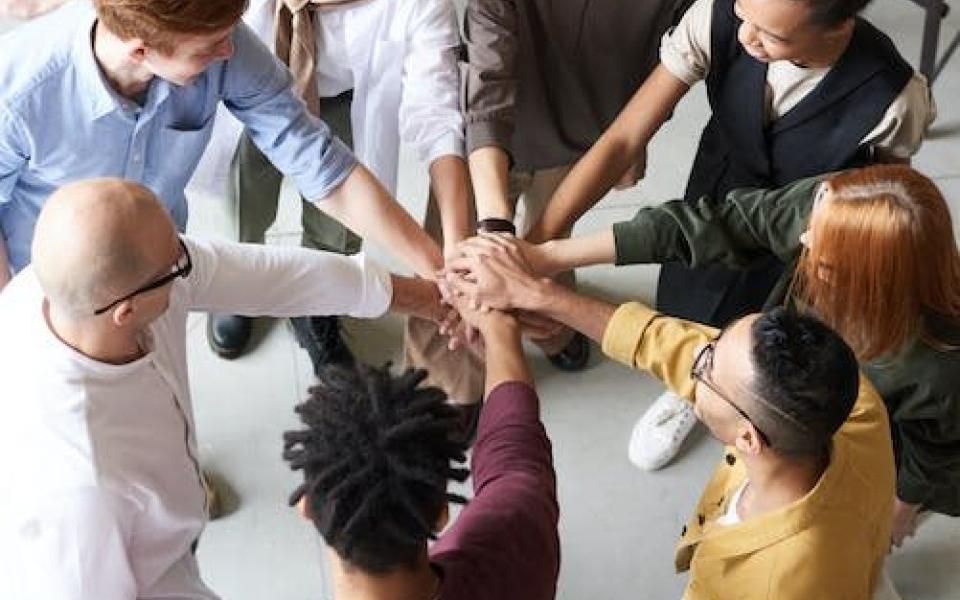 Collega's leggen handen op elkaar