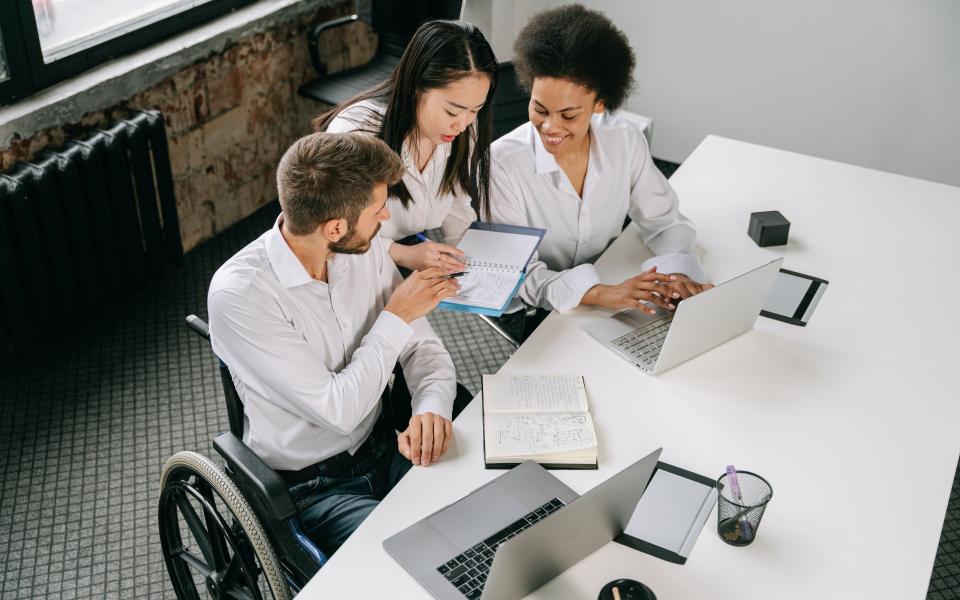 Drie collega's werken samen aan bureau