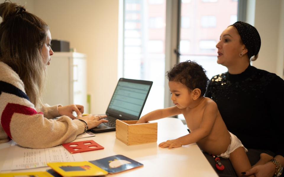 Mama en kind op consultatie in het consultatiebureau