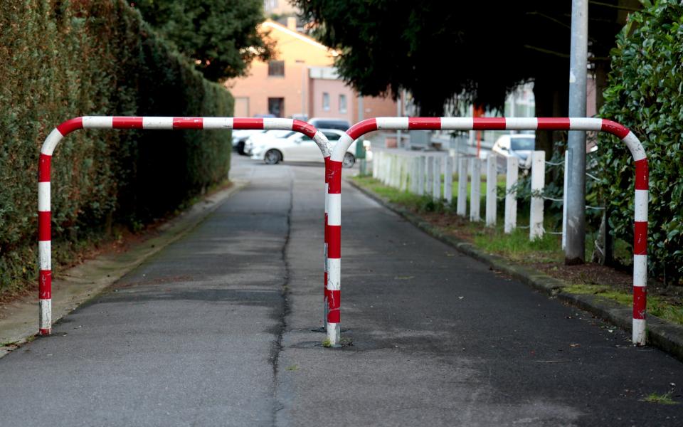 Roodwitte paaltjes versperren de weg