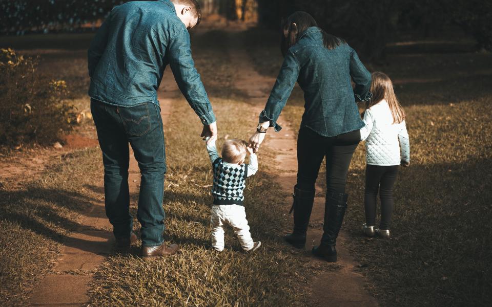 Een gezin wandelt in het park tijdens de herfst
