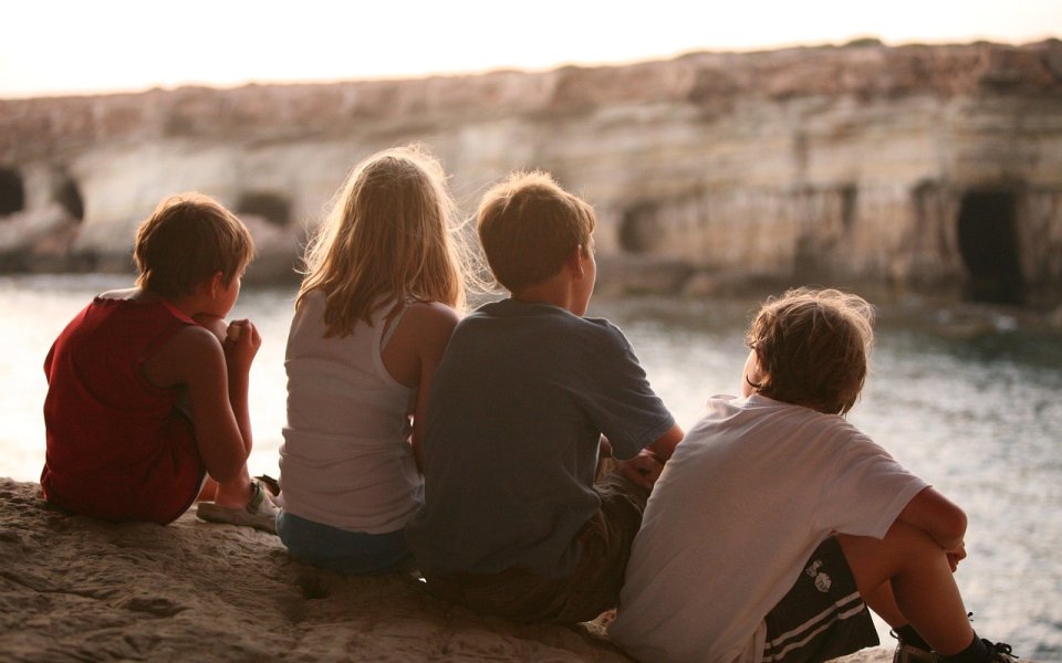 4 kinderen rugaanzicht