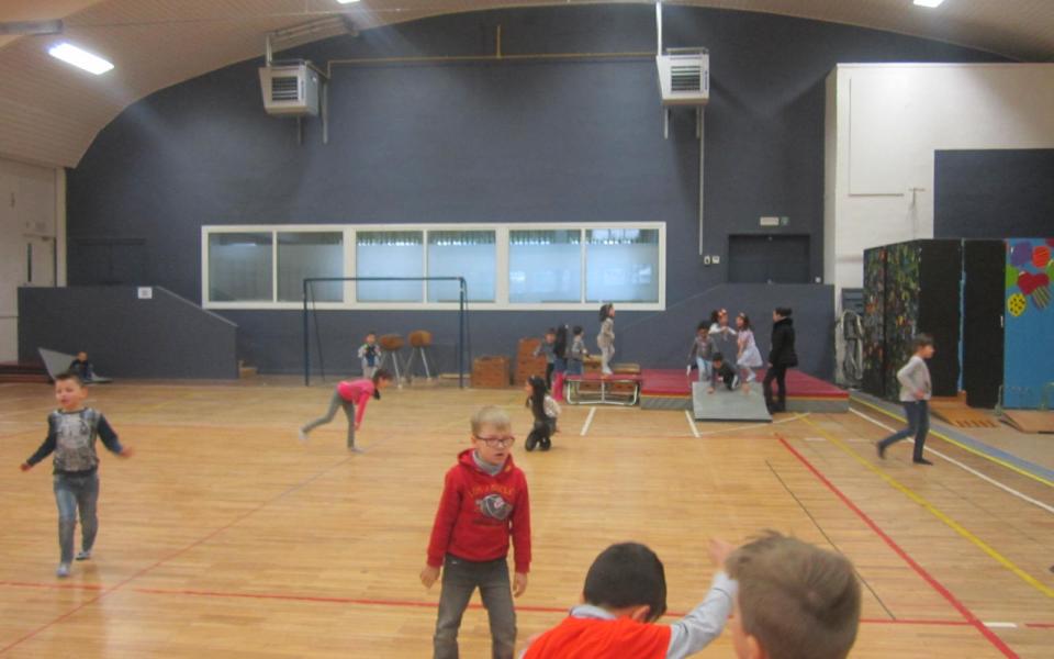 Kinderen sporten samen in een sporthal
