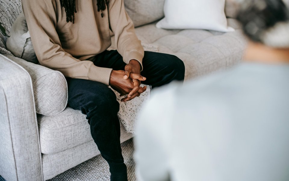 gesprek-tussen-2-mensen--die-onherkenbaar-zijn