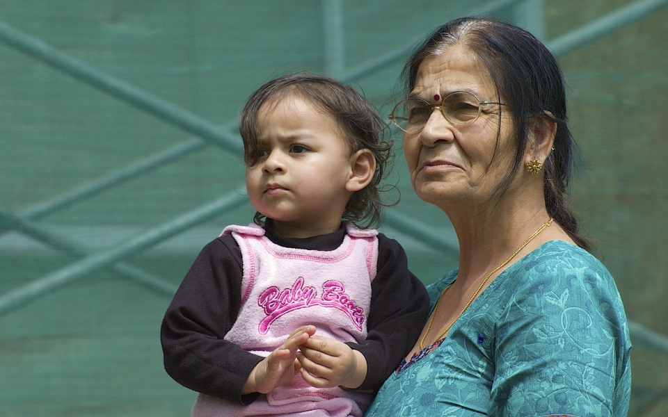 Indische vrouw met kleinkind