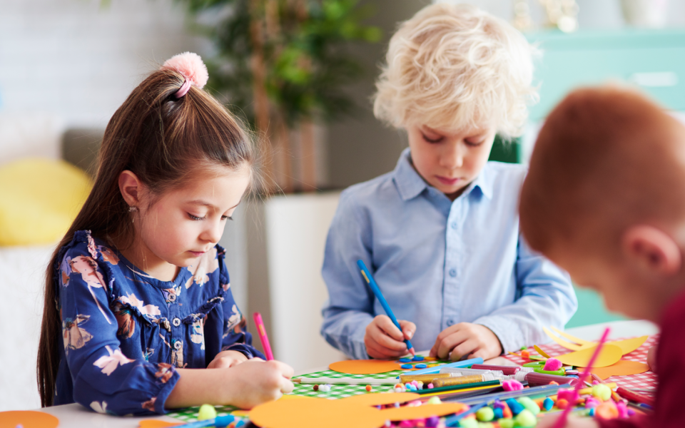 Groep kinderen aan het knutselen