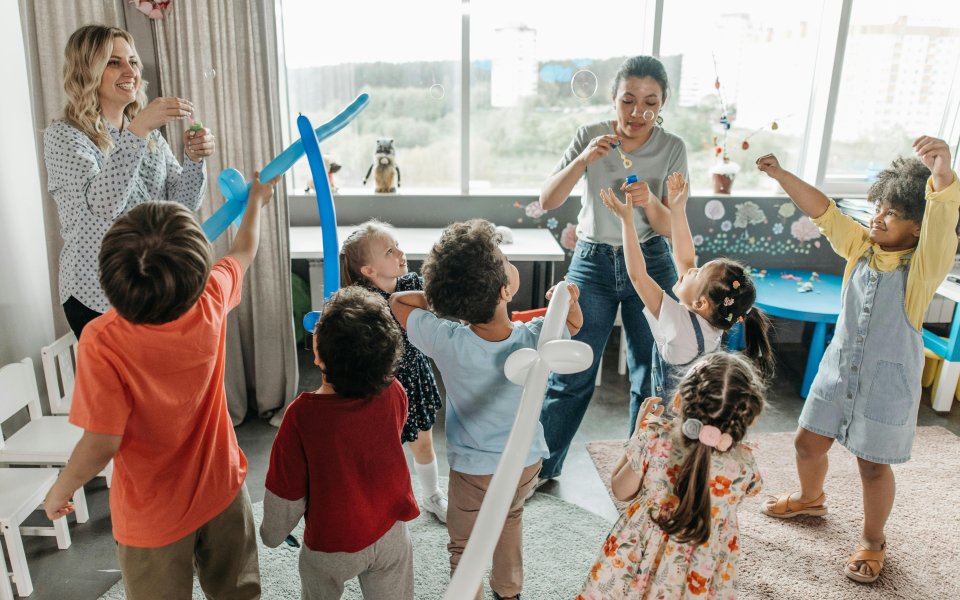 groep-kinderen-met-ballonnen-en-bellenblaas