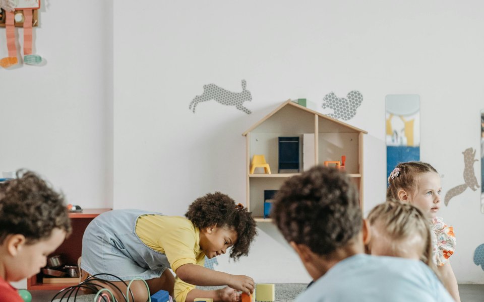 groep kindjes speelt in kindergarten