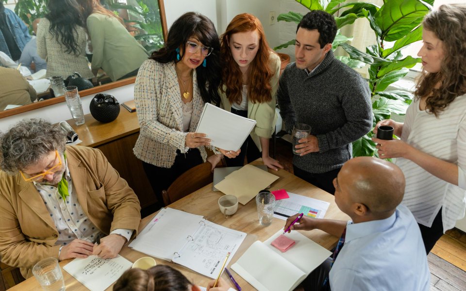 groep-mensen-die-overleggen-en-samenwerken