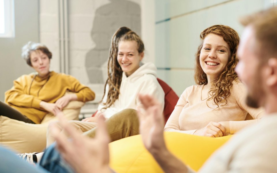 groep mensen praat samen