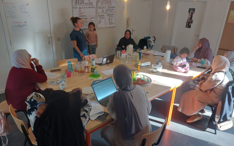 Groep moeders aan een tafel