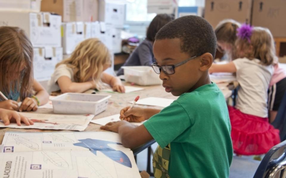 Diverse groep kinderen aan het kleuren in de opvang