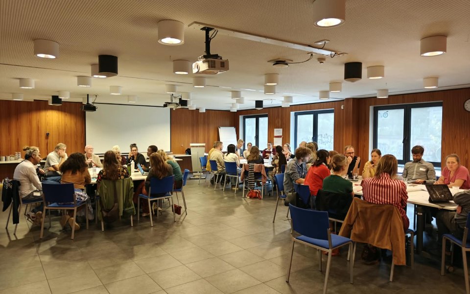 Nieuwsbericht Opgroeien Deelnemers aan Grote Adoptieoverleg bij Opgroeien