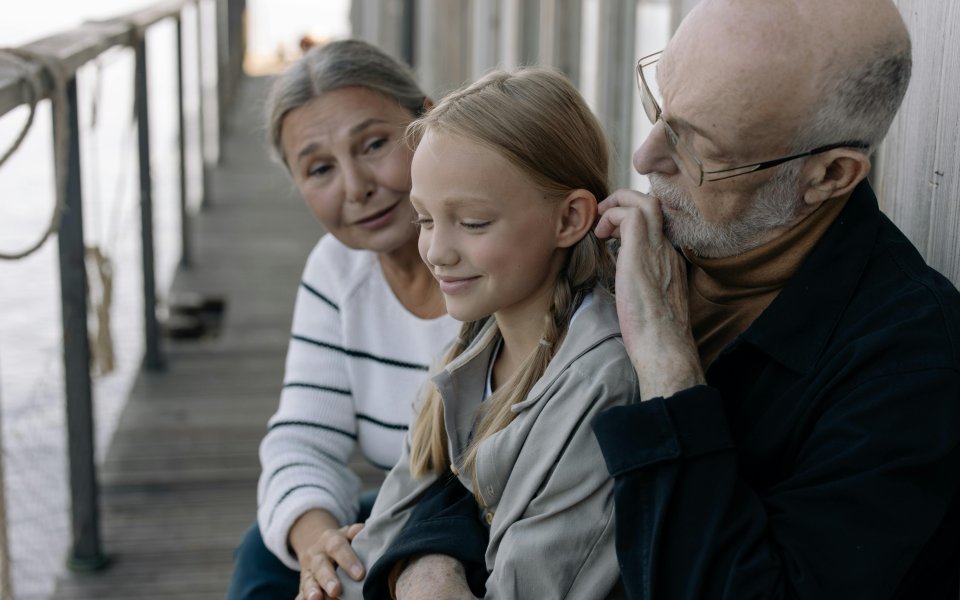 grootouders omarmen kleindochter