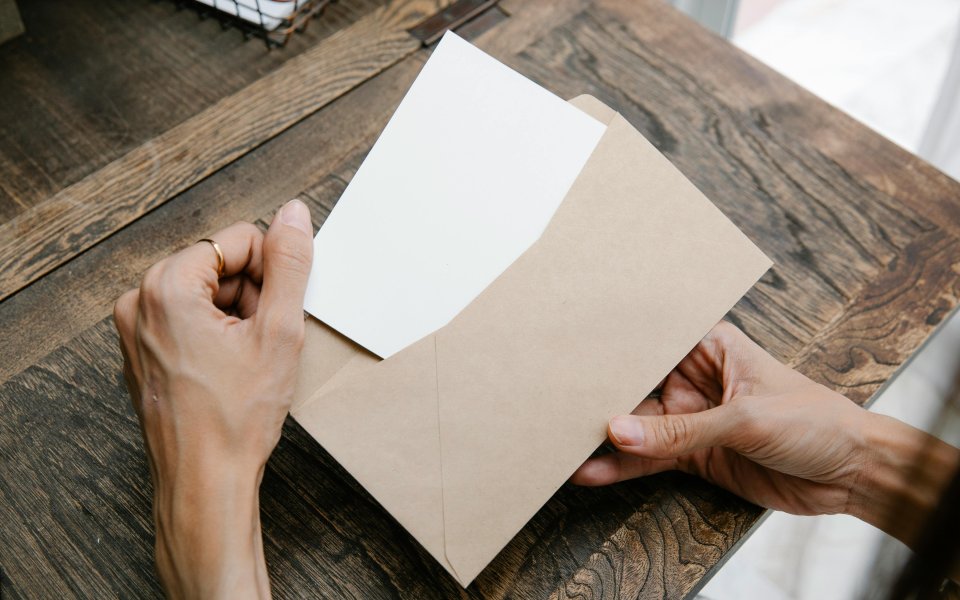 hand-die-brief-in-envelop-steekt