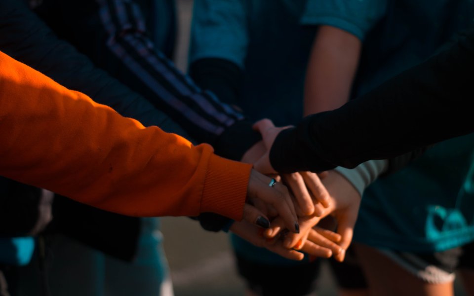 handen op elkaar teamwork