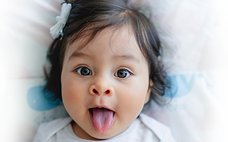 baby steekt tong uit